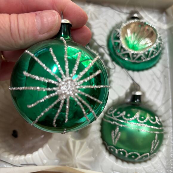 Vintage Christmas Tree ornaments green glass & silver glitter set of 5 in box - Picture 10 of 10
